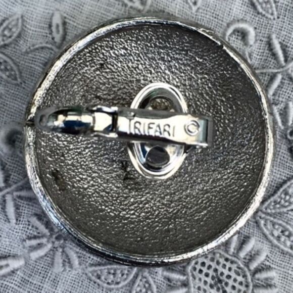 SILVER TEXTURED VINTAGE ROUND CLIP BACK EARRINGS - Picture 6 of 6